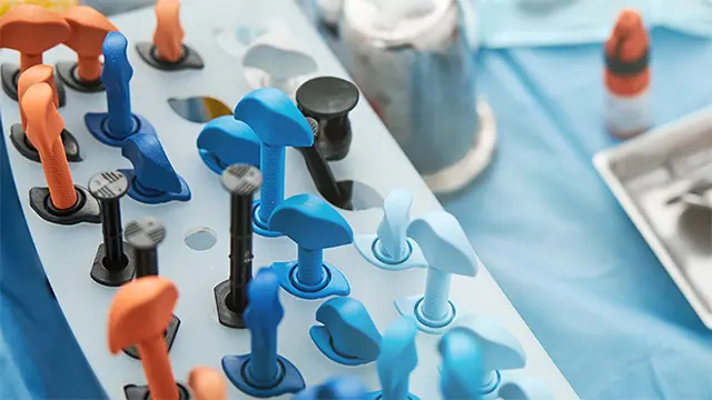 材質と仕上げで耐久性が変わる？変色しにくいレジン治療とはの画像