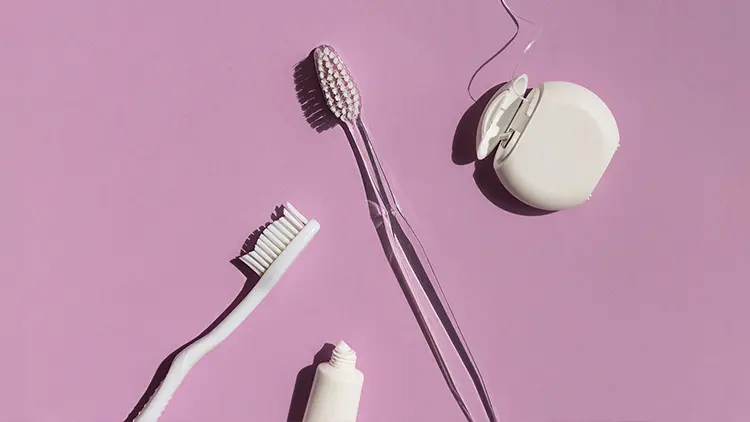 レジンの変色を防ぐセルフケアの重要性と主な予防法の画像